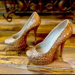 Alice and Olivia Gold Platform Heels Size 9.5 Run Small. Feel like an 8 …